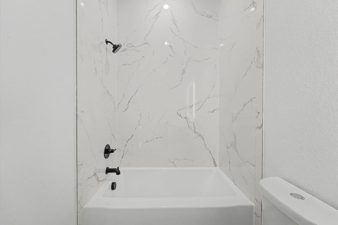 5034 Pershing Street, Unit B Houston, TX 77033 - Photo 17 of 26 a bathroom with a bathtub and toilet