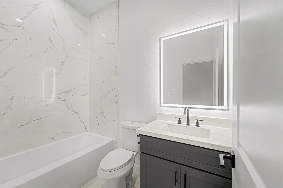 5034 Pershing Street, Unit B Houston, TX 77033 - Photo 21 of 26 a bathroom with a sink toilet a vanity and bathtub