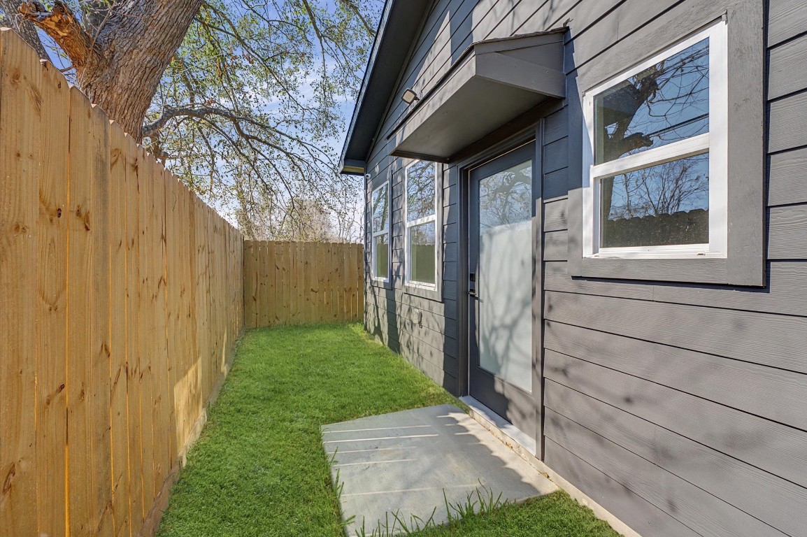 5034 Pershing Street, Unit B Houston, TX 77033 - Photo 25 of 26 a view of a house with a backyard