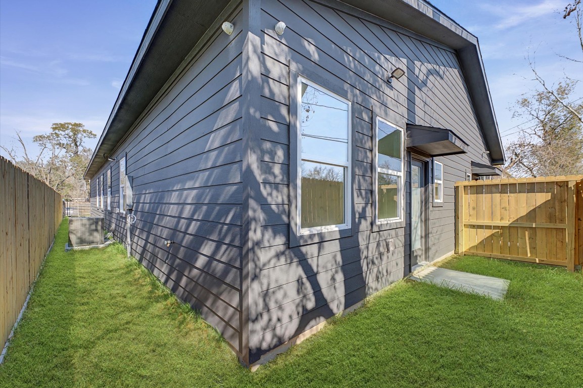 5034 Pershing Street, Unit B Houston, TX 77033 - Photo 26 of 26 a view of a backyard with a garden