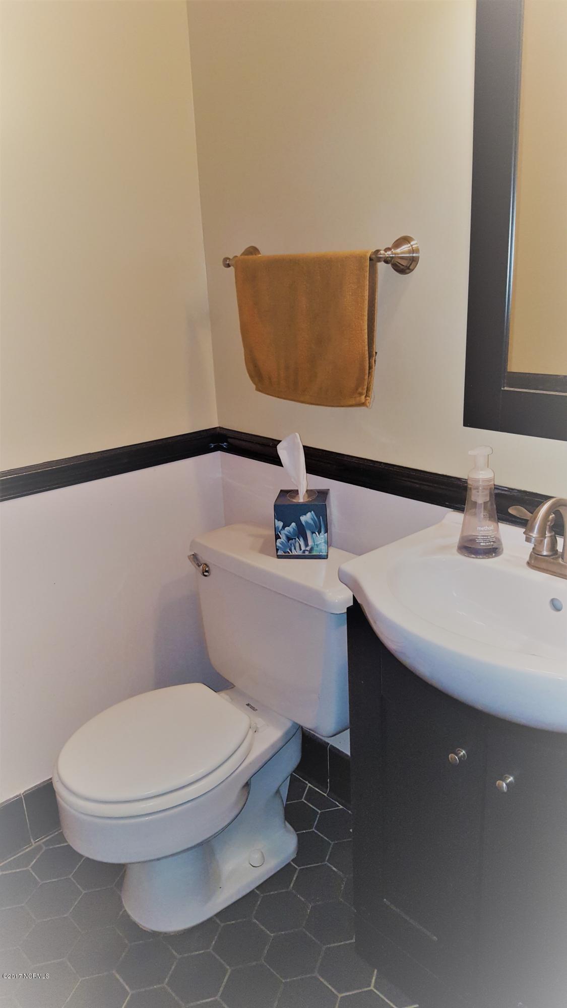 206 Nottingham Road Jacksonville, NC 28546 - Photo 6 of 19 1st floor half bath