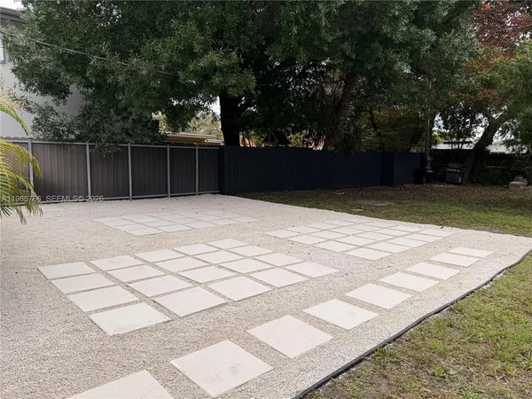 $2,000 | 754 Northeast 40th Street, Unit C, Fort Lauderdale, FL 33334
