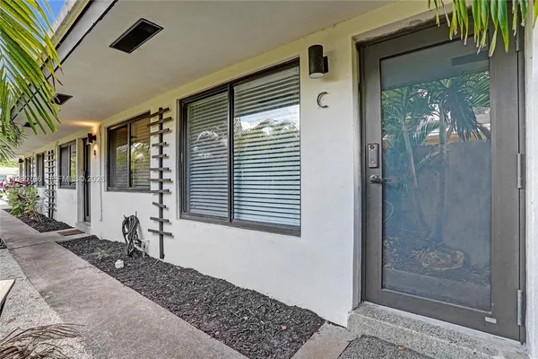 $2,000 | 754 Northeast 40th Street, Unit C, Fort Lauderdale, FL 33334