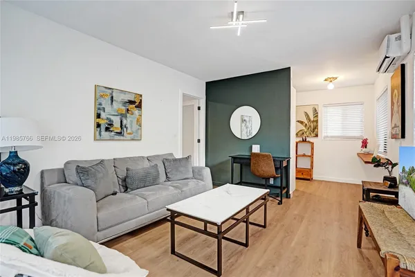 $2,000 | 754 Northeast 40th Street, Unit C, Fort Lauderdale, FL 33334