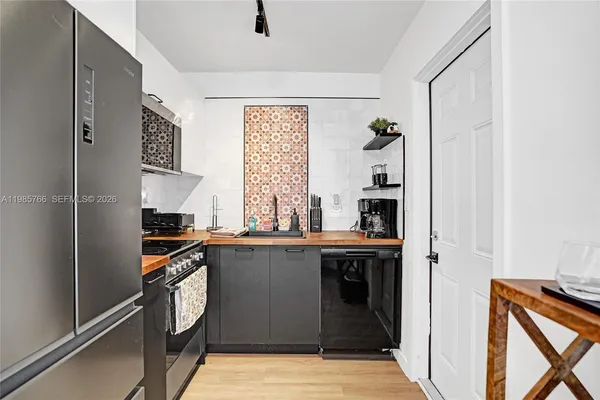 $2,000 | 754 Northeast 40th Street, Unit C, Fort Lauderdale, FL 33334