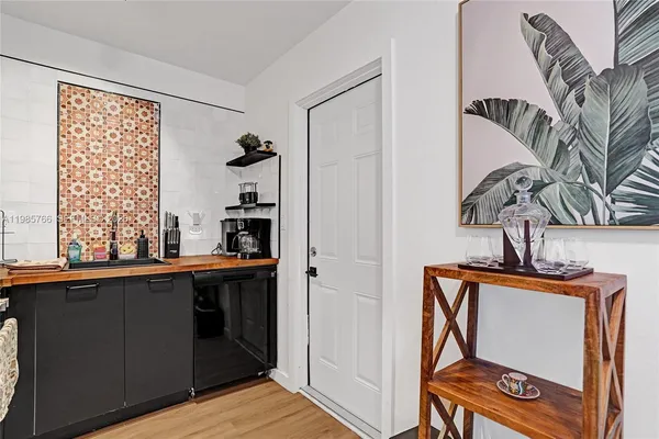 $2,000 | 754 Northeast 40th Street, Unit C, Fort Lauderdale, FL 33334