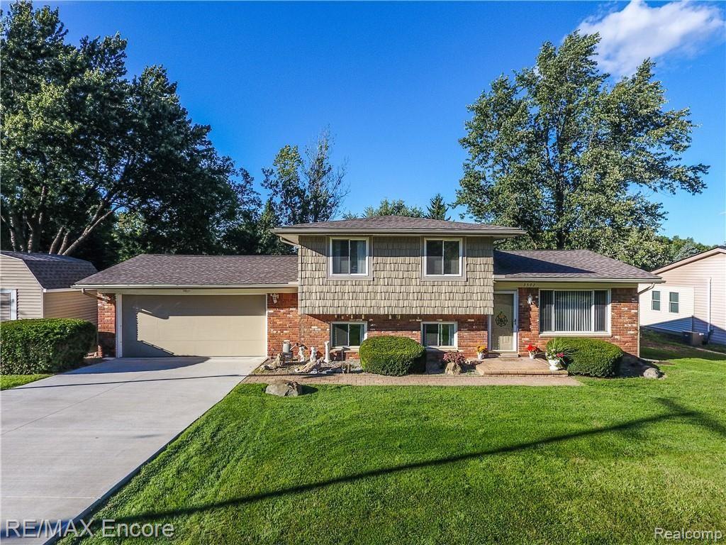3592 West Drahner Road Oxford, MI 48371 - Photo 24 of 30 3592 W Drahner-101.jpg