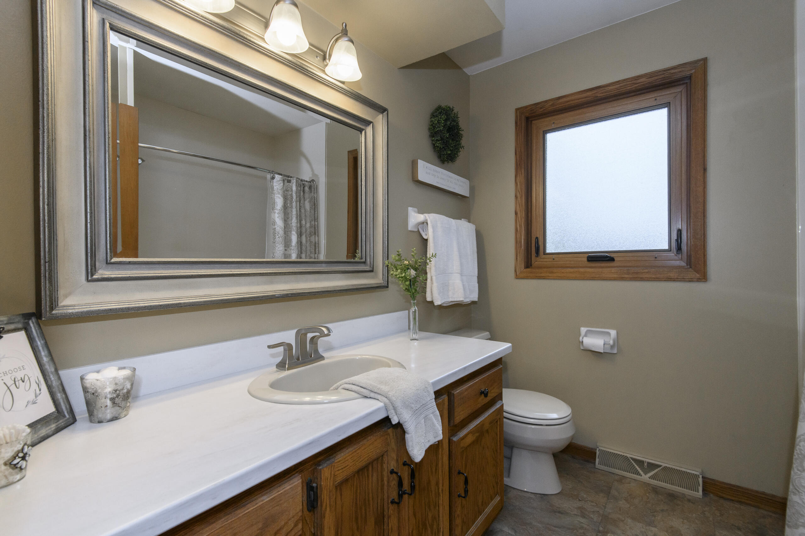 S67W32989 Rd X Mukwonago, WI 53149 - Photo 19 of 25 2nd Full Bath Upstairs