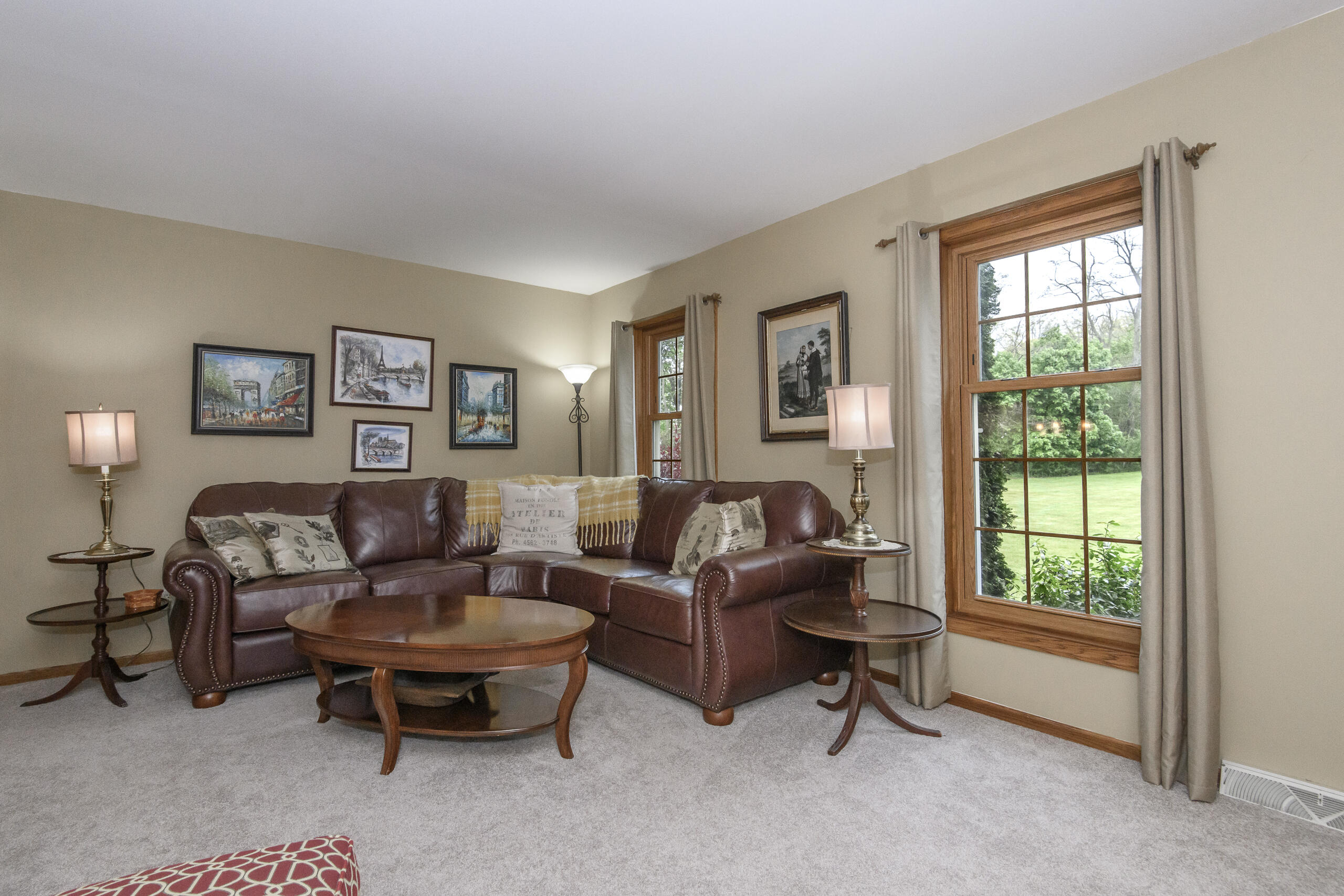 S67W32989 Rd X Mukwonago, WI 53149 - Photo 5 of 25 Living Room
