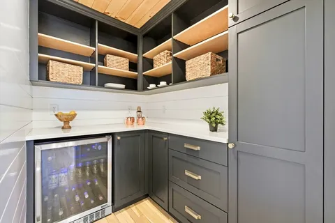 $1,365,000 | 10 Meadow Brook Lane, Reading, MA 01867