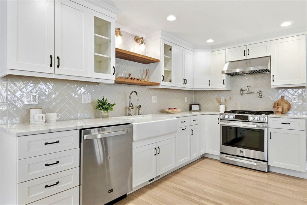 10 Meadow Brook Lane Reading, MA 01867 - Photo 4 of 40