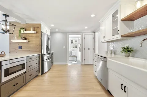 $1,365,000 | 10 Meadow Brook Lane, Reading, MA 01867