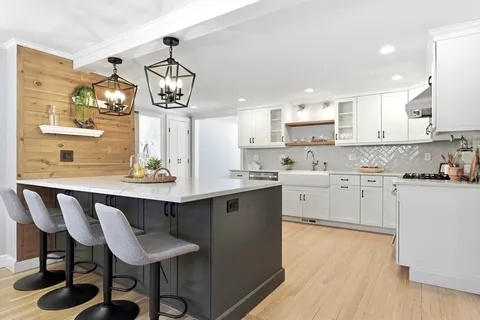 $1,365,000 | 10 Meadow Brook Lane, Reading, MA 01867