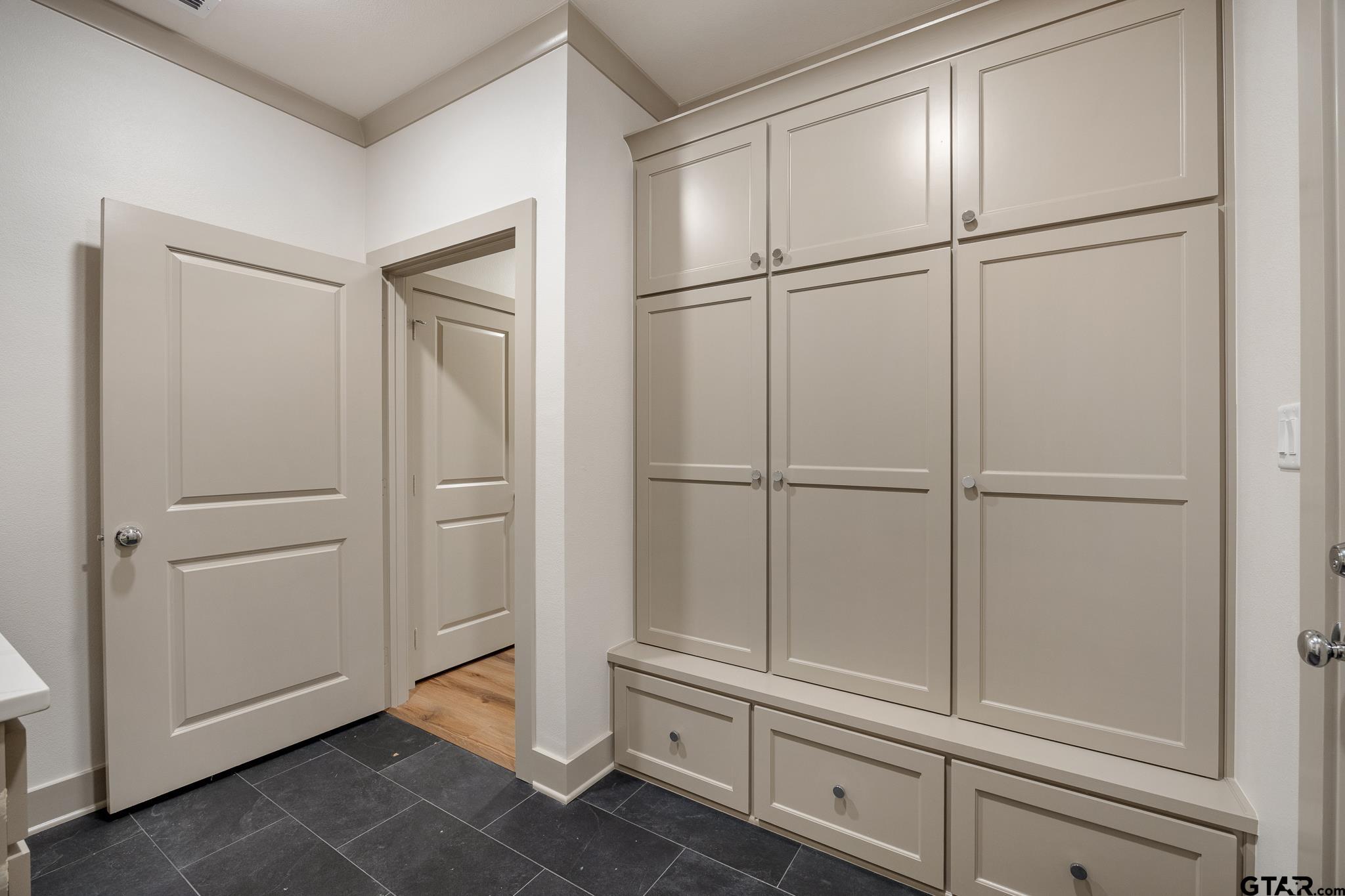 11410 Tucker Circle Flint, TX 75762 - Photo 26 of 43 a bathroom with a tub and mirror