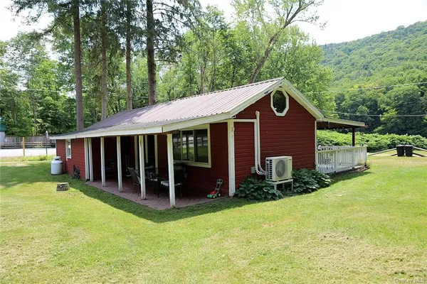 a view of a house with a yard and plants