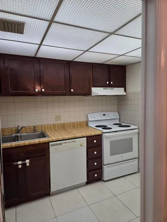 $1,450 | 3750 Inverrary Drive, Unit 2C, Lauderhill, FL 33319