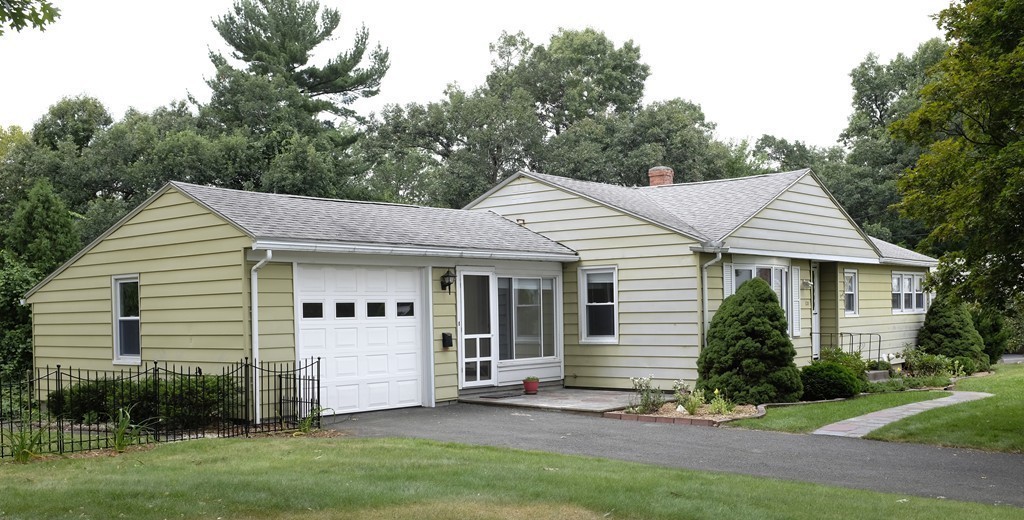 120 Bellamy Road Springfield, MA 01119 - Photo 2 of 19