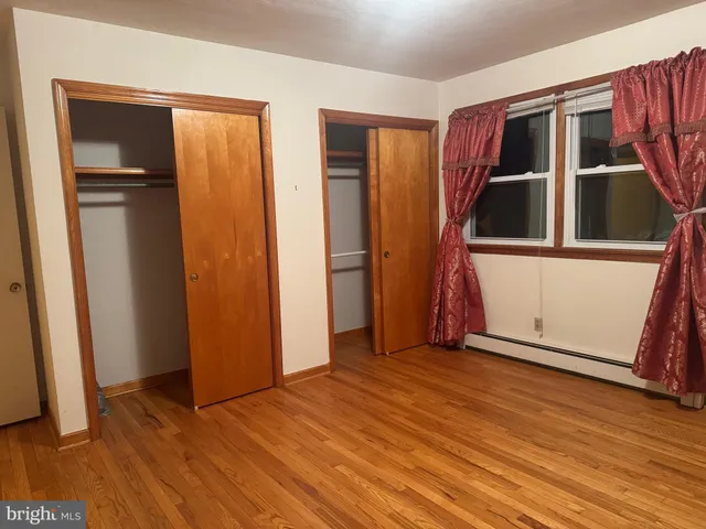 a view of a yard with basketball court