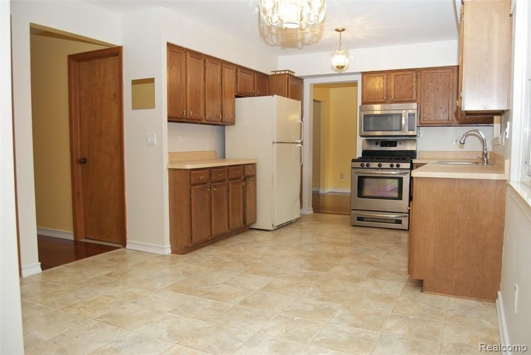 853 Lion Street Rochester, MI 48307 - Photo 4 of 11 kitchen.jpg