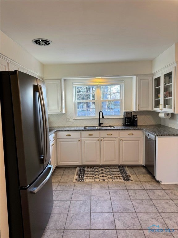 2804 Evergreen Road Toledo, OH 43606 - Photo 12 of 36 Kitchen with ceramic floor.