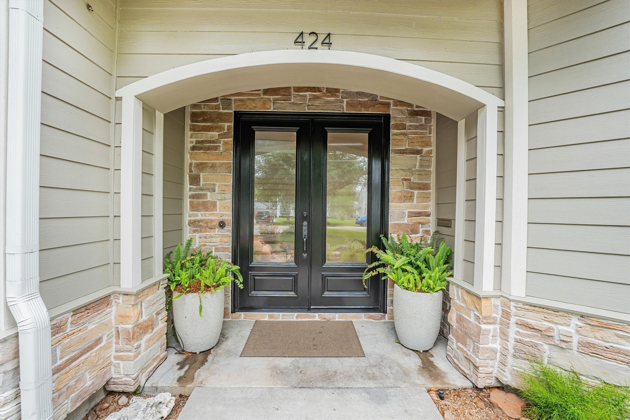 424 West 32nd Street Houston, TX 77018 - Photo 2 of 50 Welcoming double door enrty