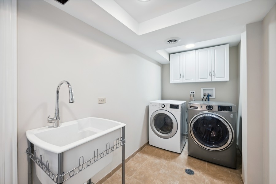 930 Pontiac Road Wilmette, IL 60091 - Photo 36 of 45 a utility room with sink dryer and washer