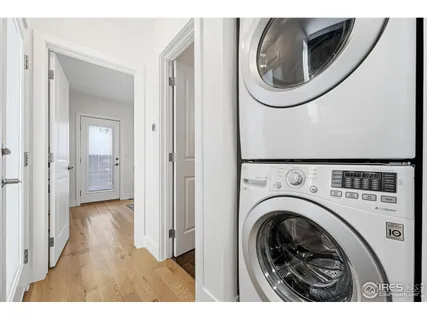 a view of entryway with washer and dryer