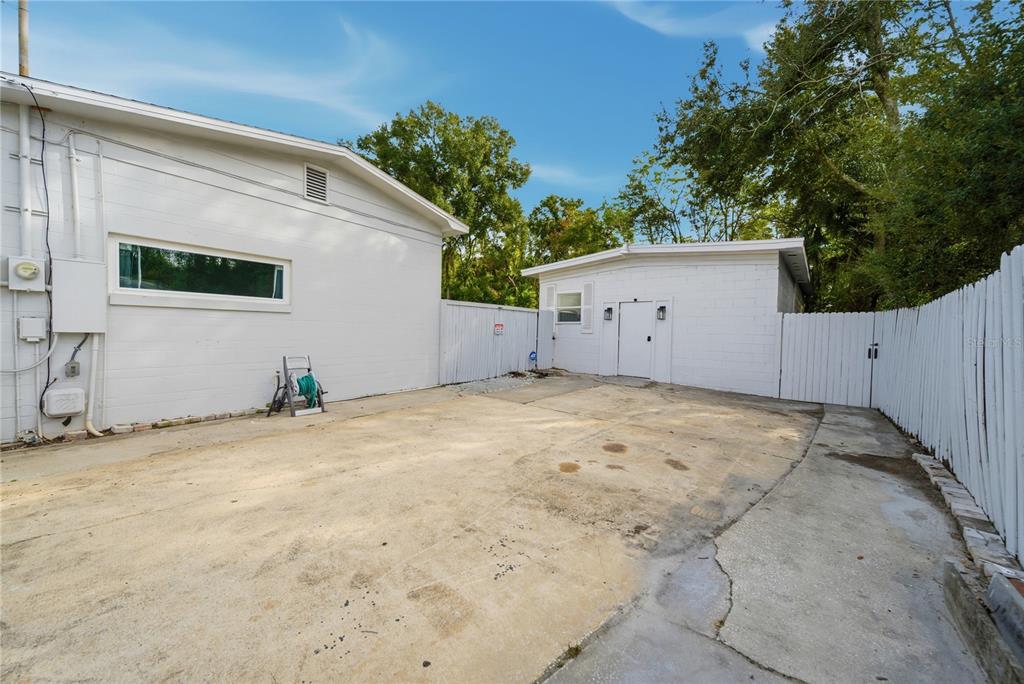 4988 Clarcona Ocoee Road Orlando, FL 32810 - Photo 36 of 48 a view of garage and small yard