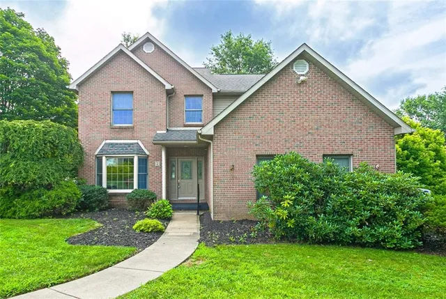 a view of a yard in front of house