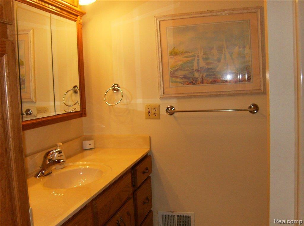 2834 Riverside Drive Port Huron, MI 48060 - Photo 7 of 11 2834 rIVERSIDE 008.jpg