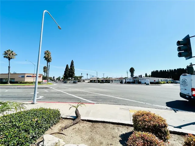 a view of a parking area