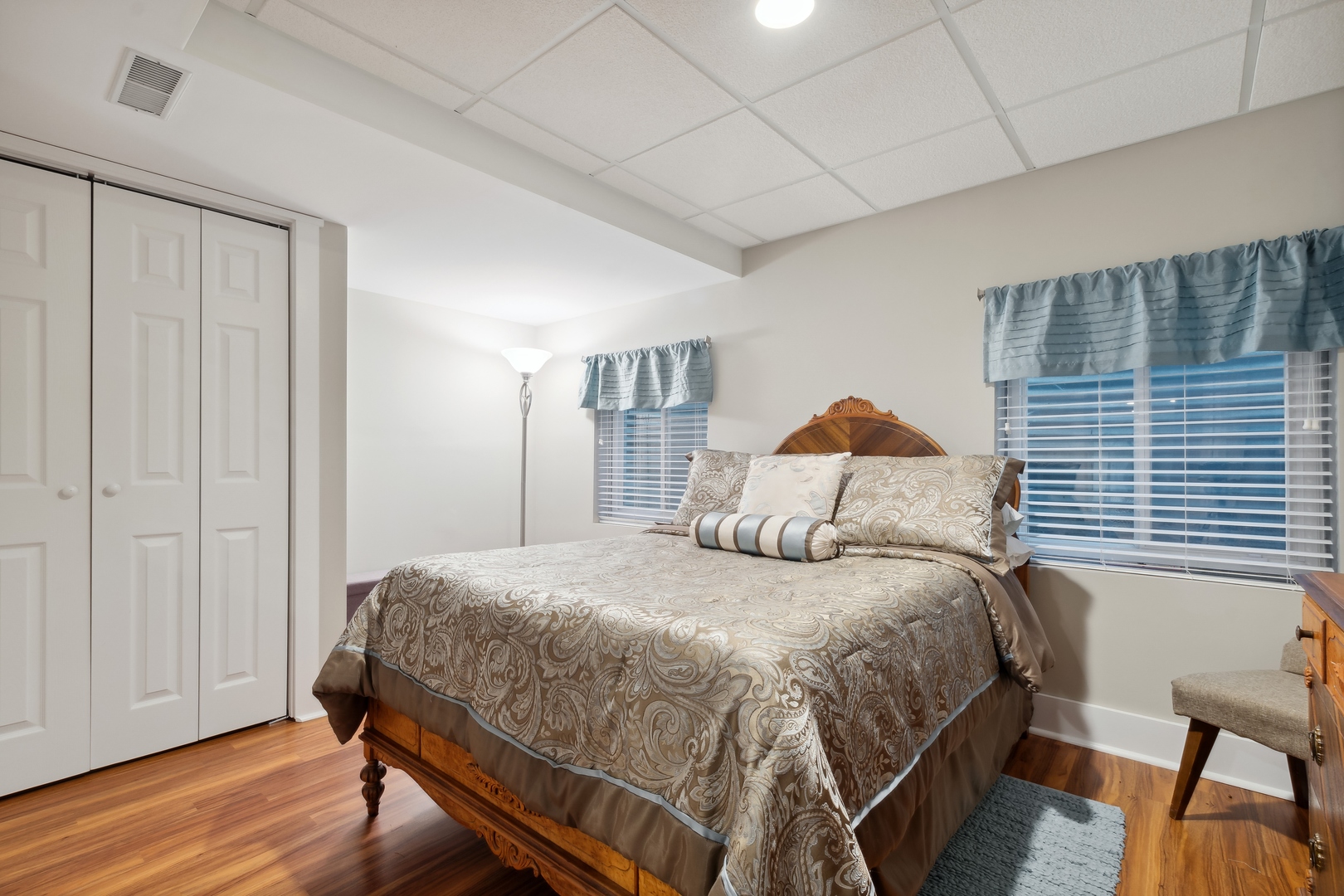 707 Westgate Road Deerfield, IL 60015 - Photo 24 of 33 a bedroom with a bed a chair and potted plant on the dresser