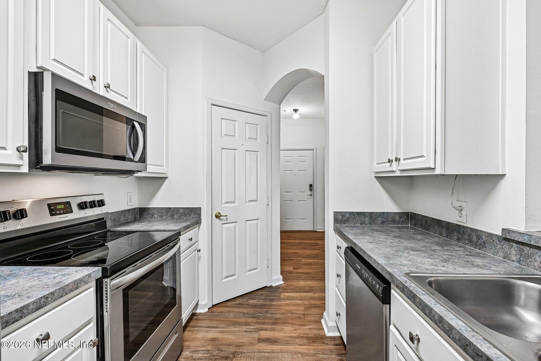 10550 Baymeadows Road, Unit 303 Jacksonville, FL 32256 - Photo 10 of 41 Kitchen