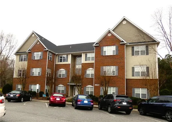 $220,000 | 6941 Hanesbrook Circle, Unit 301, Clemmons, NC 27012