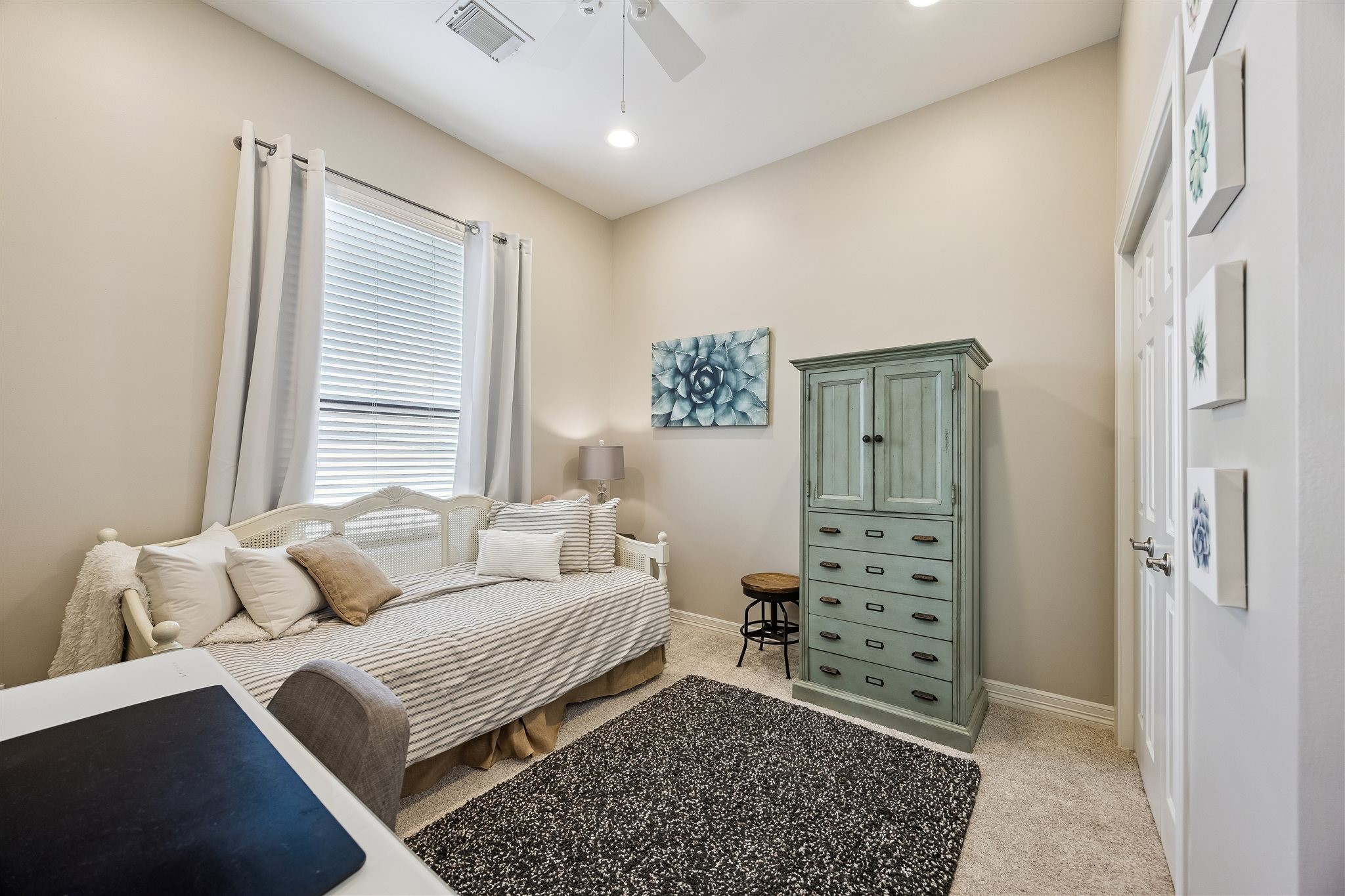 1514 Campbell Road, Unit B Houston, TX 77055 - Photo 24 of 31 Seconday bedroom on second floor.