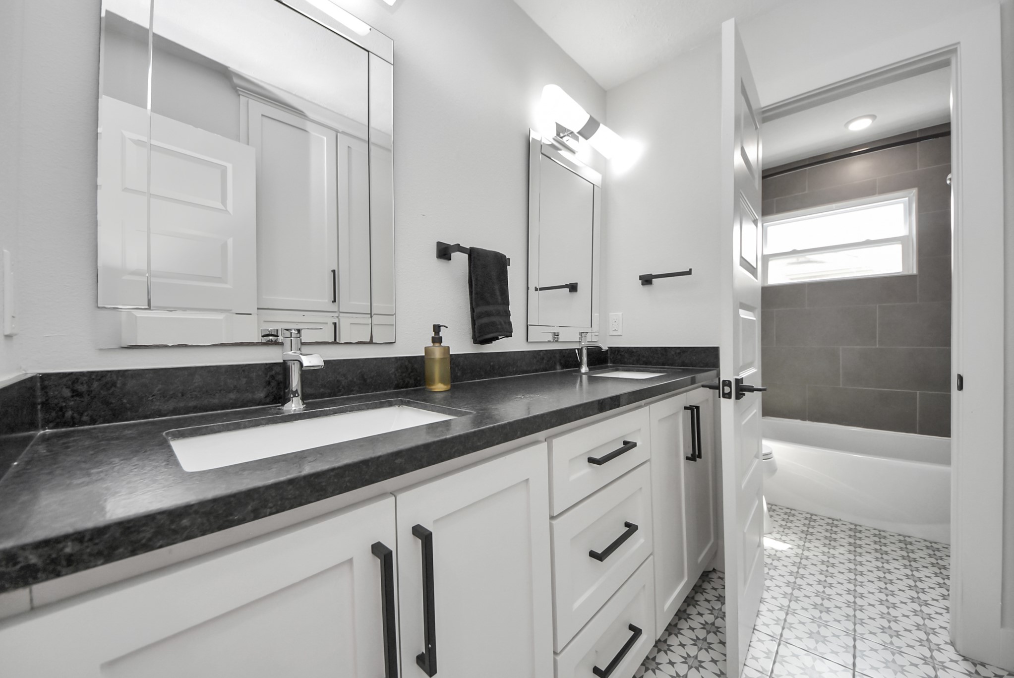 9731 Clanton Street Houston, TX 77080 - Photo 32 of 41 Second Bath (Jack & Jill Style)