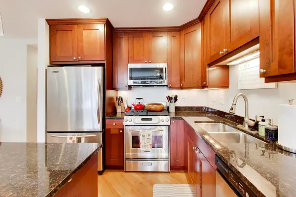 $575,000 | 708 West Barry Avenue, Unit 3F, Chicago, IL 60657