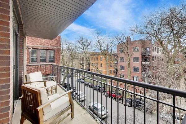 $575,000 | 708 West Barry Avenue, Unit 3F, Chicago, IL 60657