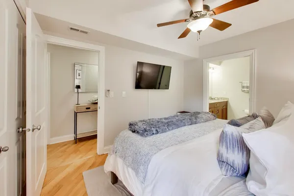 $575,000 | 708 West Barry Avenue, Unit 3F, Chicago, IL 60657