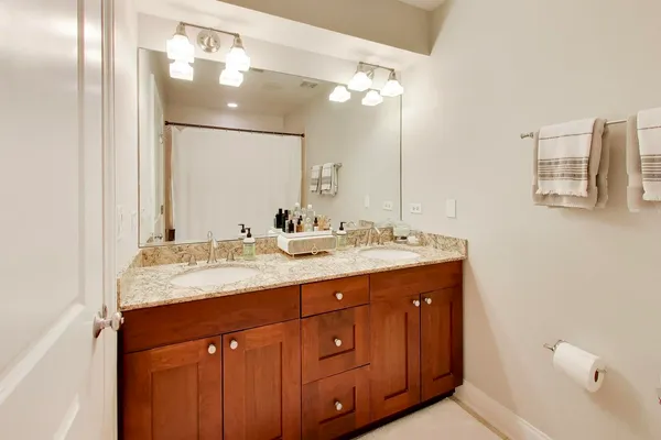 $575,000 | 708 West Barry Avenue, Unit 3F, Chicago, IL 60657