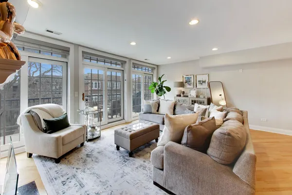 $575,000 | 708 West Barry Avenue, Unit 3F, Chicago, IL 60657