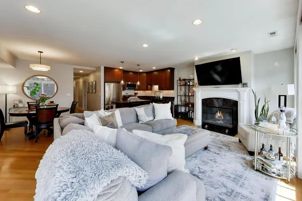 $575,000 | 708 West Barry Avenue, Unit 3F, Chicago, IL 60657