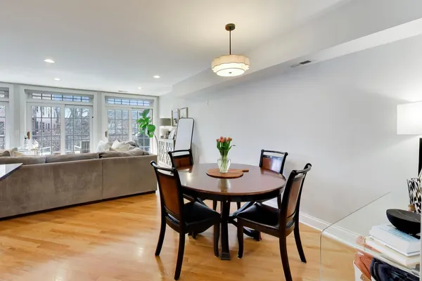 $575,000 | 708 West Barry Avenue, Unit 3F, Chicago, IL 60657