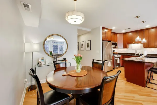 $575,000 | 708 West Barry Avenue, Unit 3F, Chicago, IL 60657