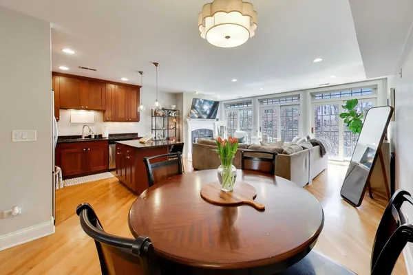 $575,000 | 708 West Barry Avenue, Unit 3F, Chicago, IL 60657