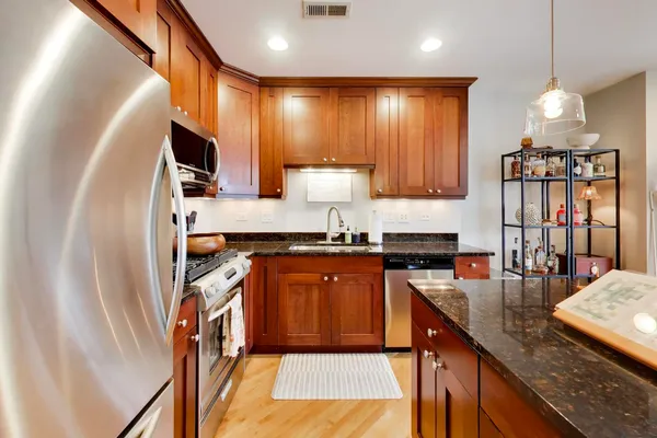 $575,000 | 708 West Barry Avenue, Unit 3F, Chicago, IL 60657