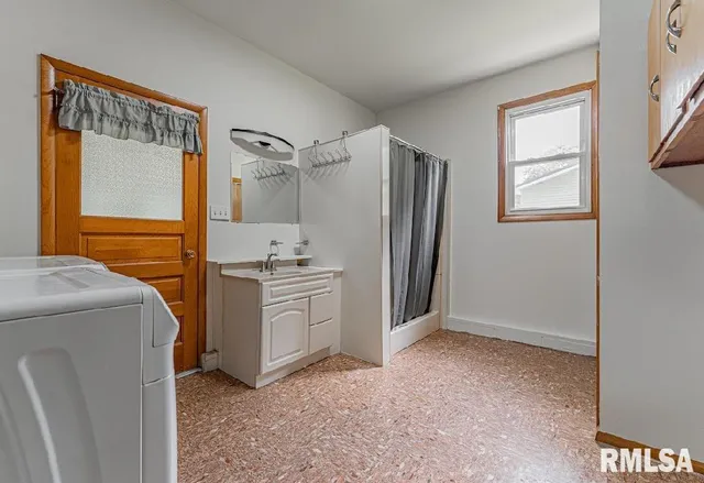 $169,900 | 305 Kennedy Road, Elkhart, IL 62634