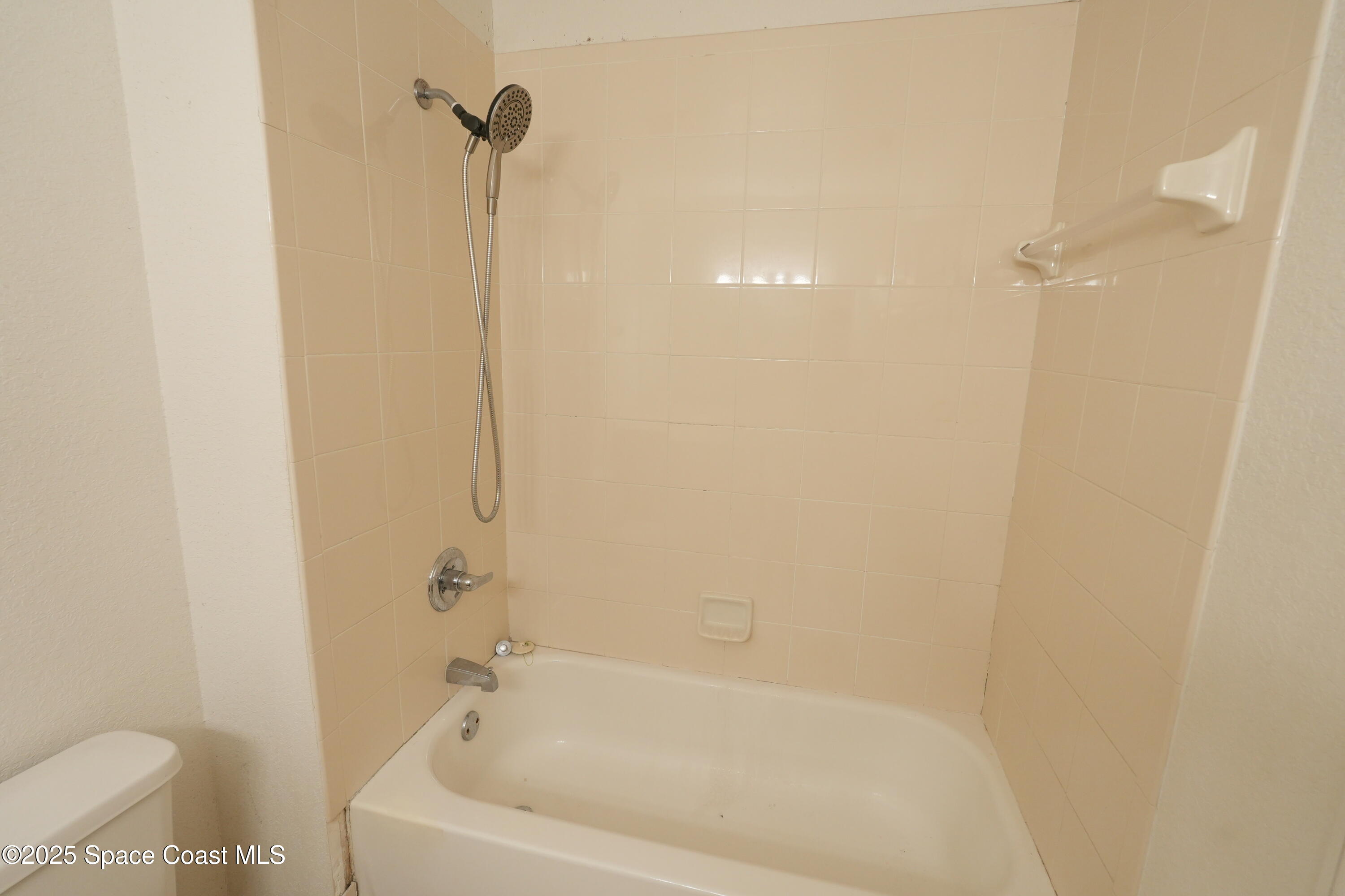 110 Turpial Way, Unit 103 Melbourne, FL 32901 - Photo 19 of 20 a bathroom with a bathtub