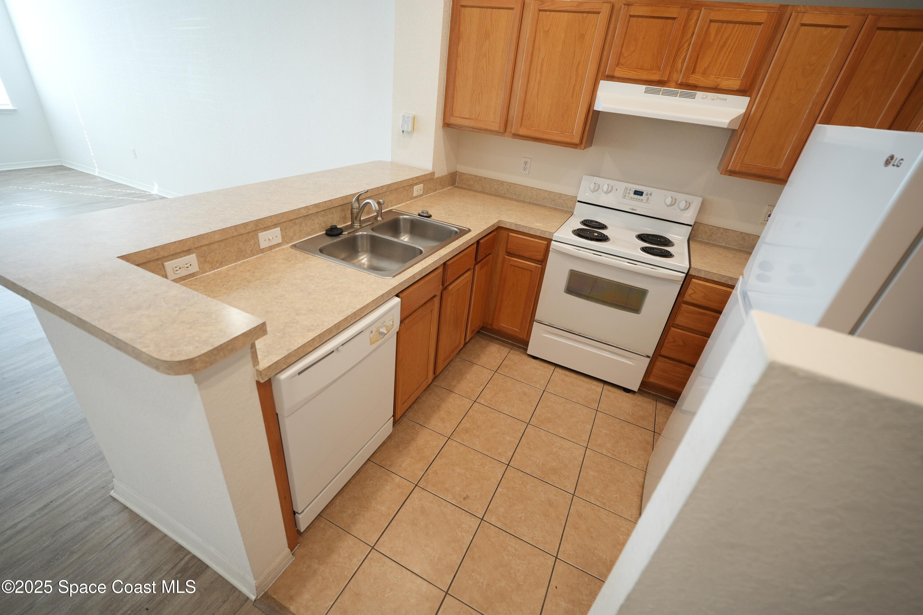 110 Turpial Way, Unit 103 Melbourne, FL 32901 - Photo 7 of 20 a utility room with dryer and washer