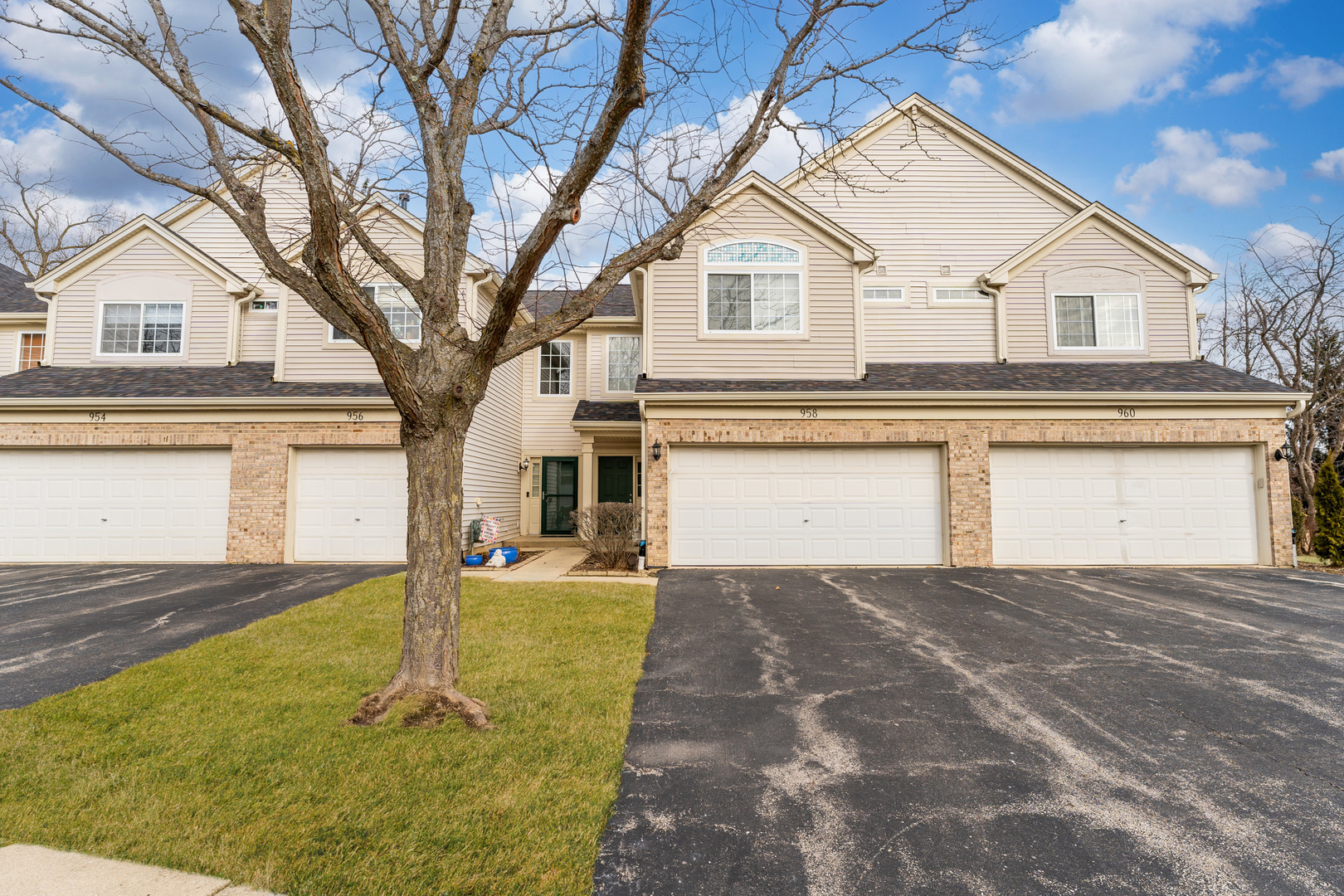 958 Creekside Court Lombard, IL 60148 - Photo 1 of 15